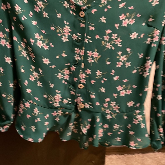 Beautiful Gook Luck Gem green blouse with small pink and white flowers. - Picture 3 of 4